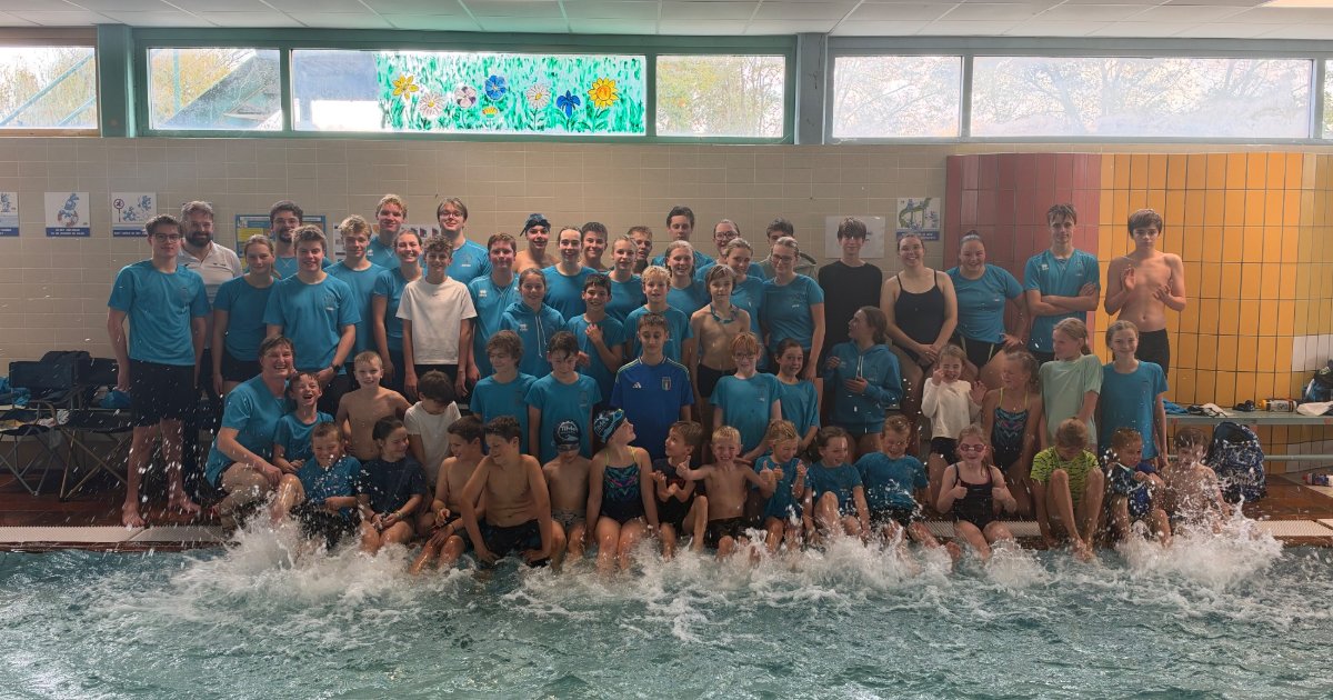 Groepsfoto van TiMe Swimming Team aan het bad na de Sporta-wedstrijd van 18 oktober 2026